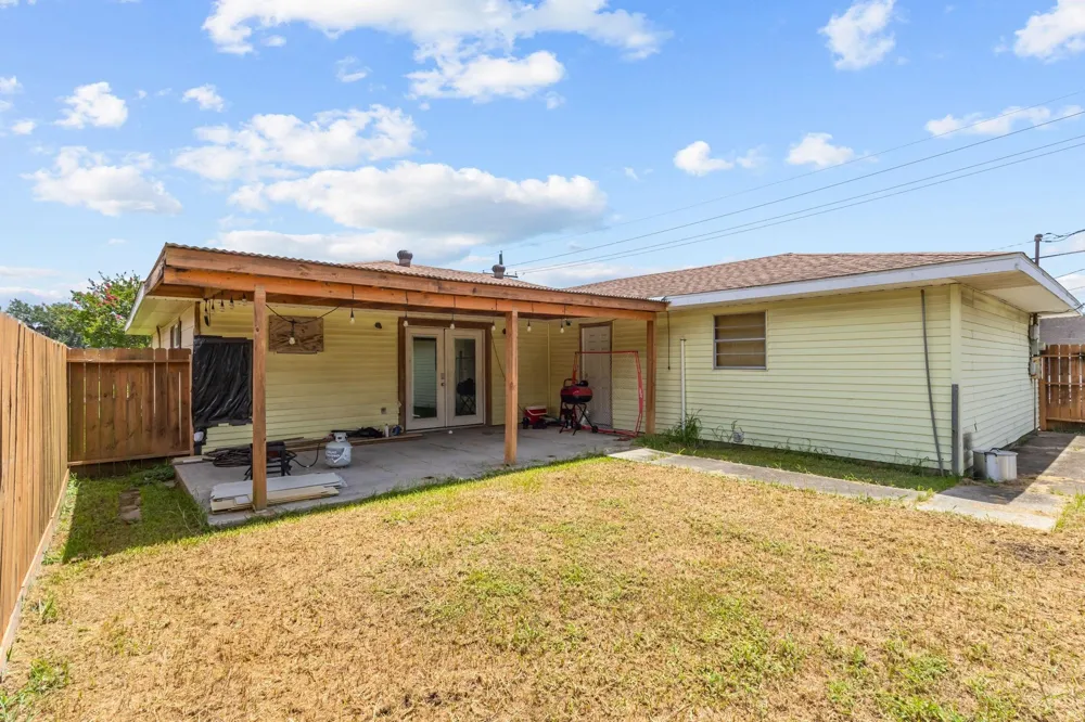 2601 Rose Avenue Groves, TX 77619