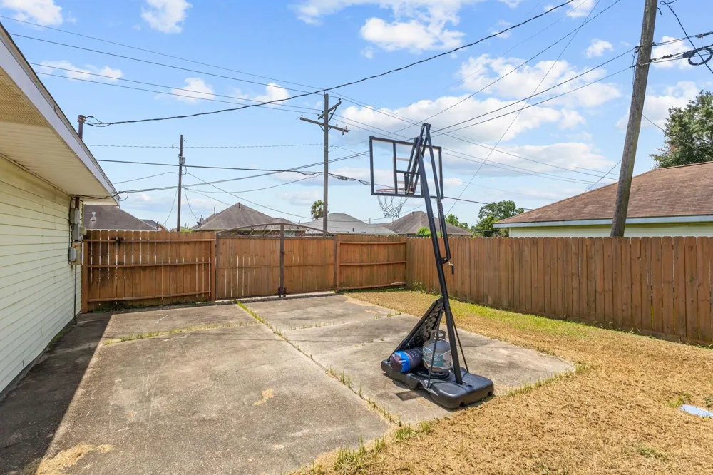 2601 Rose Avenue Groves, TX 77619