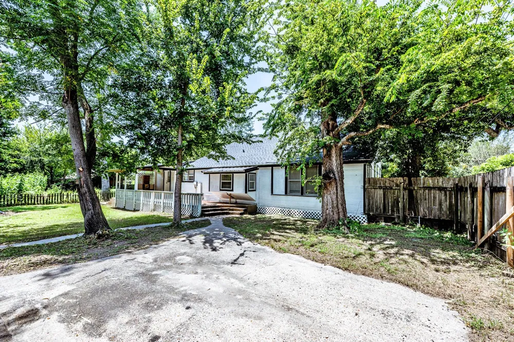 522 E Morris Street Madisonville, TX 77864