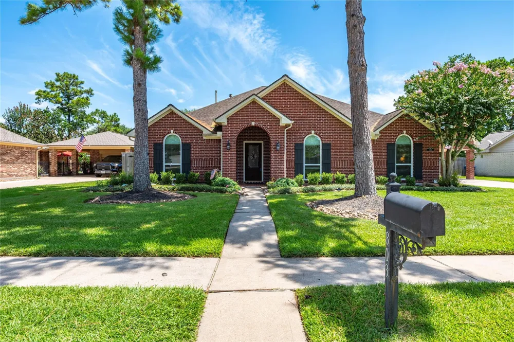 803 Hackberry Lane Friendswood, TX 77546