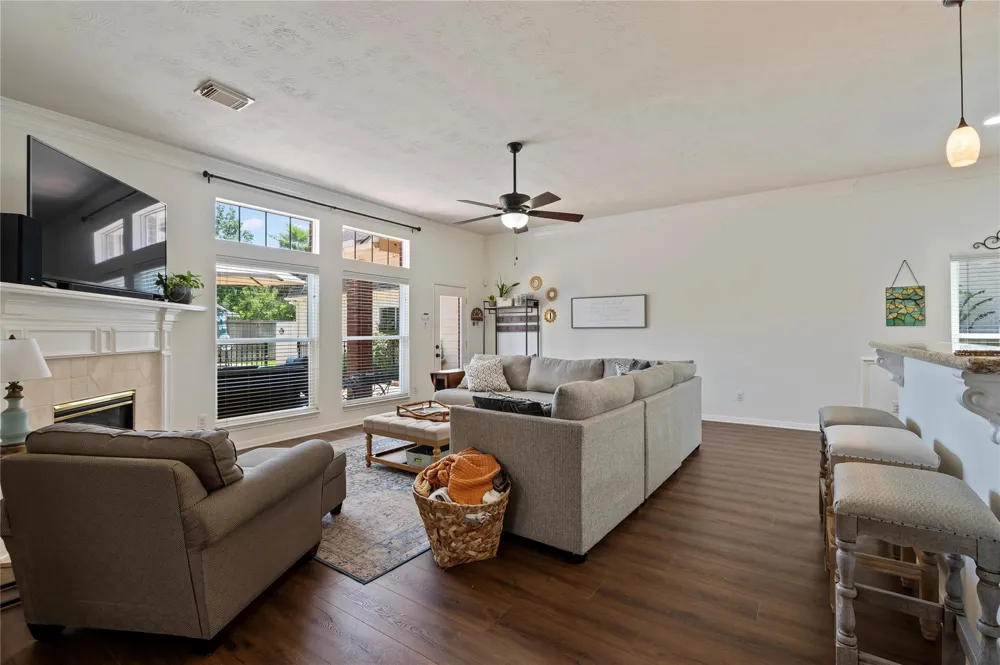 803 Hackberry Lane Friendswood, TX 77546