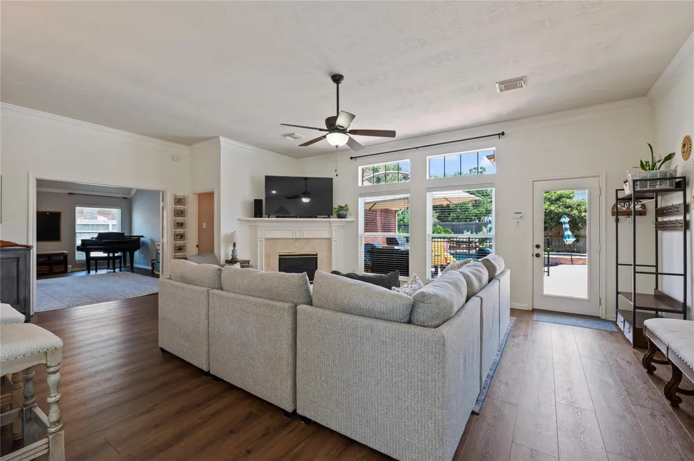 803 Hackberry Lane Friendswood, TX 77546