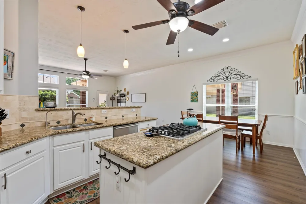 803 Hackberry Lane Friendswood, TX 77546