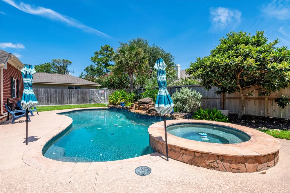 803 Hackberry Lane Friendswood, TX 77546