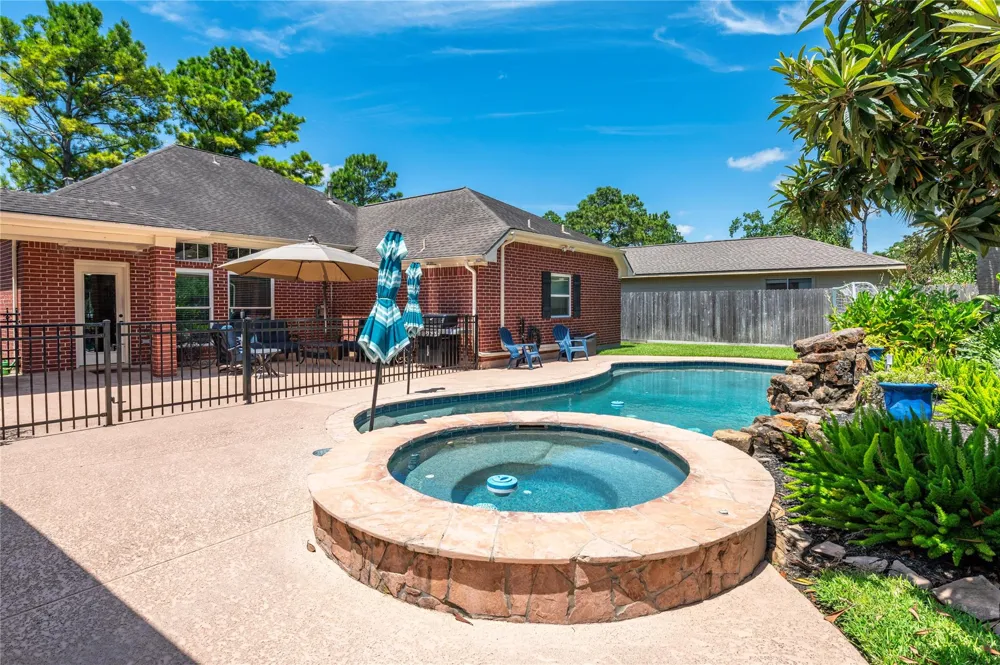 803 Hackberry Lane Friendswood, TX 77546