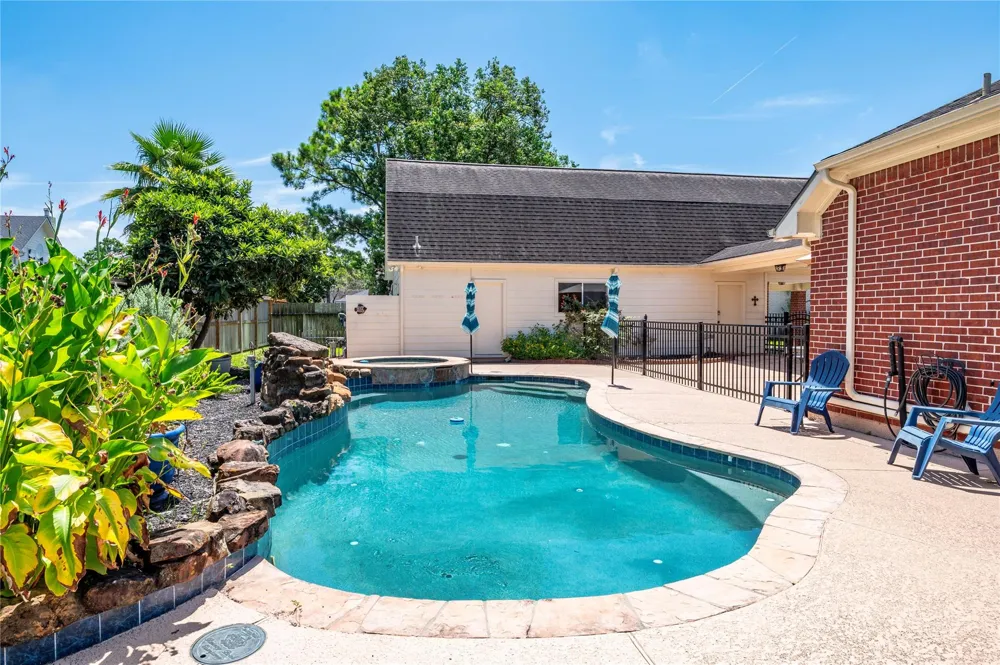 803 Hackberry Lane Friendswood, TX 77546