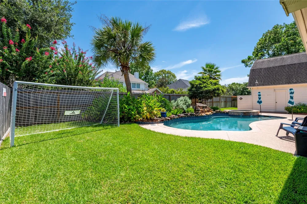 803 Hackberry Lane Friendswood, TX 77546