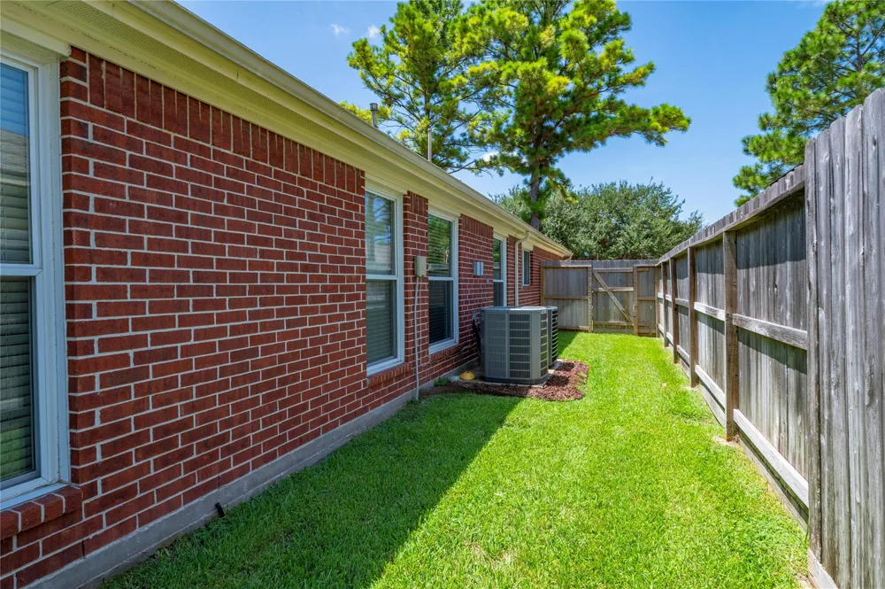 803 Hackberry Lane Friendswood, TX 77546
