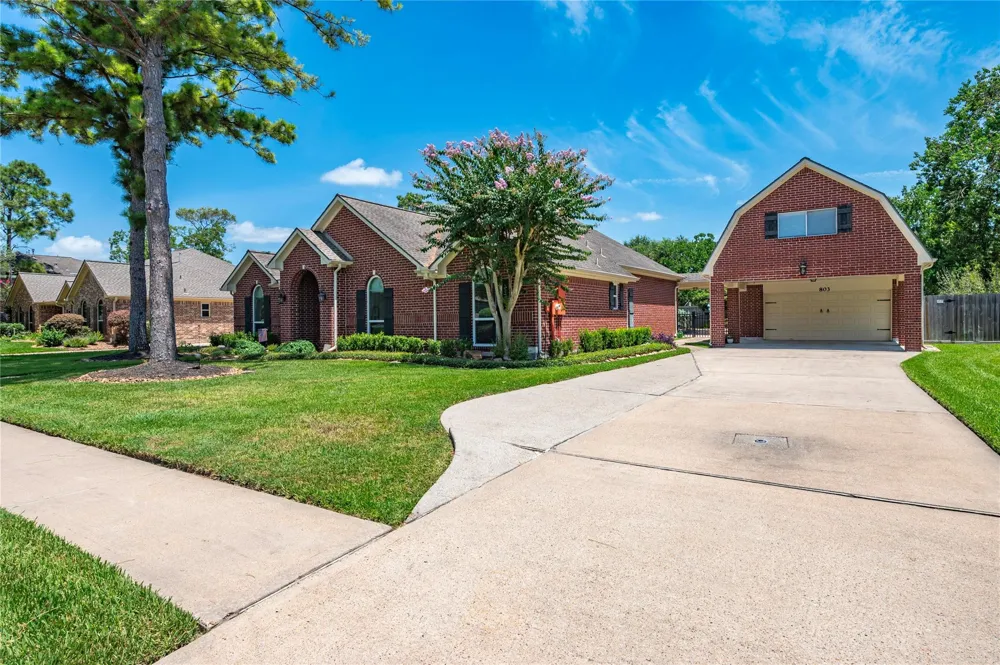 803 Hackberry Lane Friendswood, TX 77546