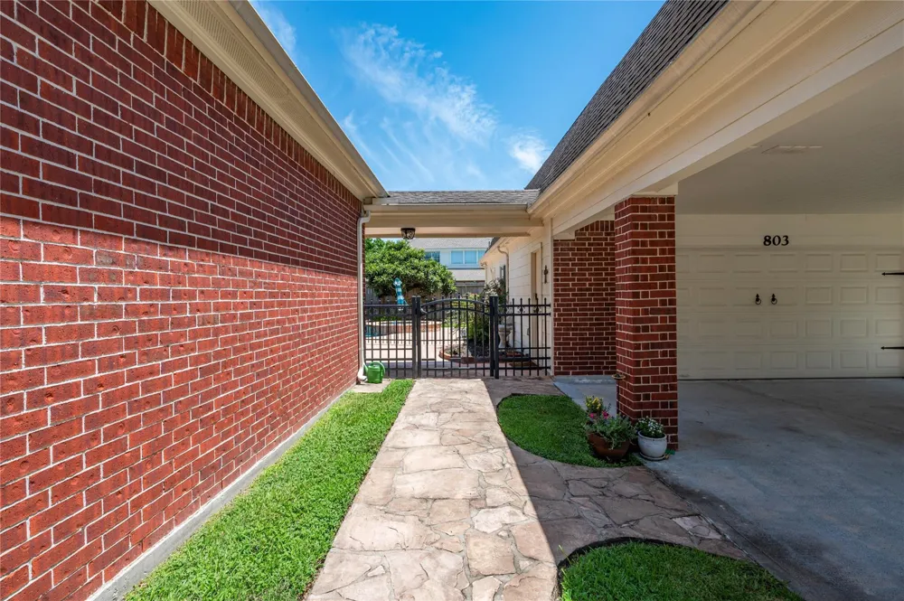 803 Hackberry Lane Friendswood, TX 77546