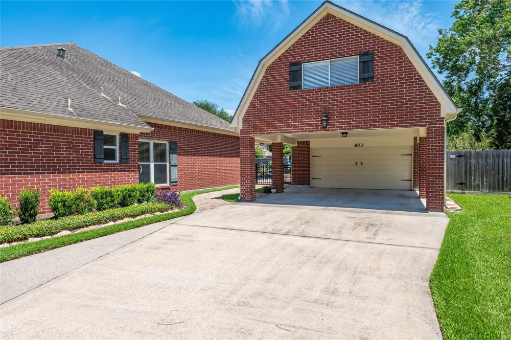 803 Hackberry Lane Friendswood, TX 77546
