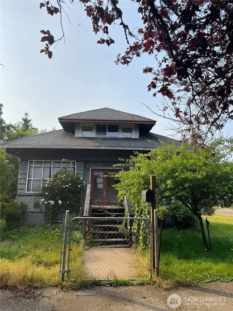 906 Maple Street