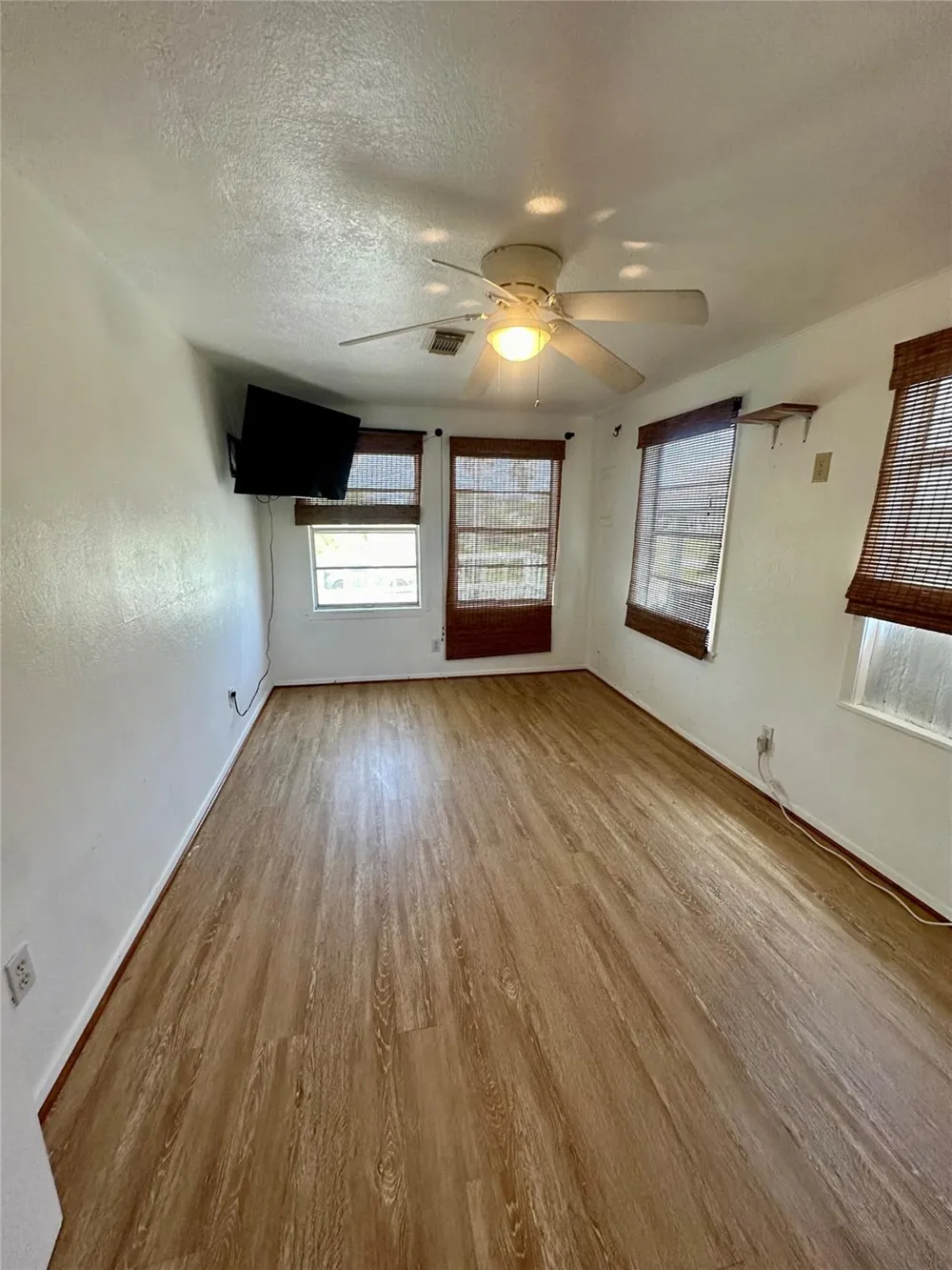 124 7th Street San Leon, TX 77539