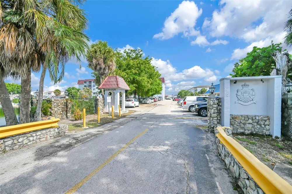 1335 W 68th St #204 Hialeah, FL 33014