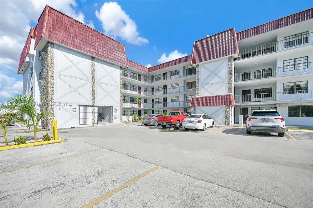 1335 W 68th St #204 Hialeah, FL 33014