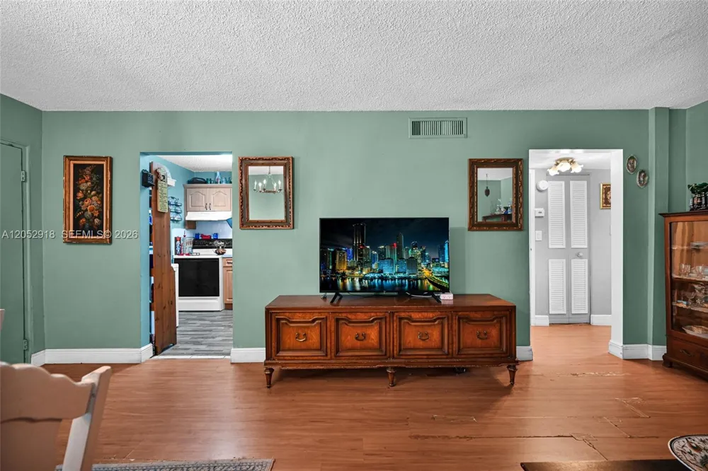1335 W 68th St #204 Hialeah, FL 33014