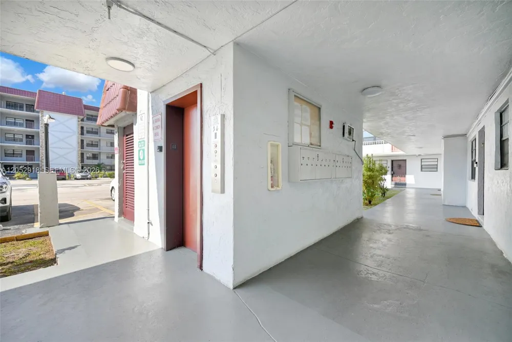 1335 W 68th St #204 Hialeah, FL 33014