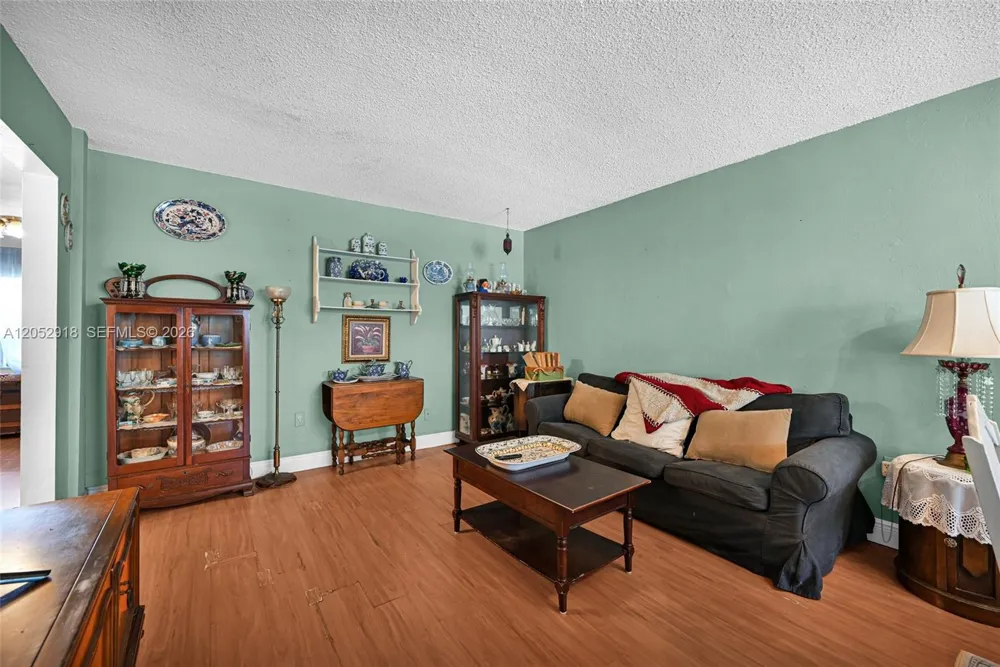 1335 W 68th St #204 Hialeah, FL 33014