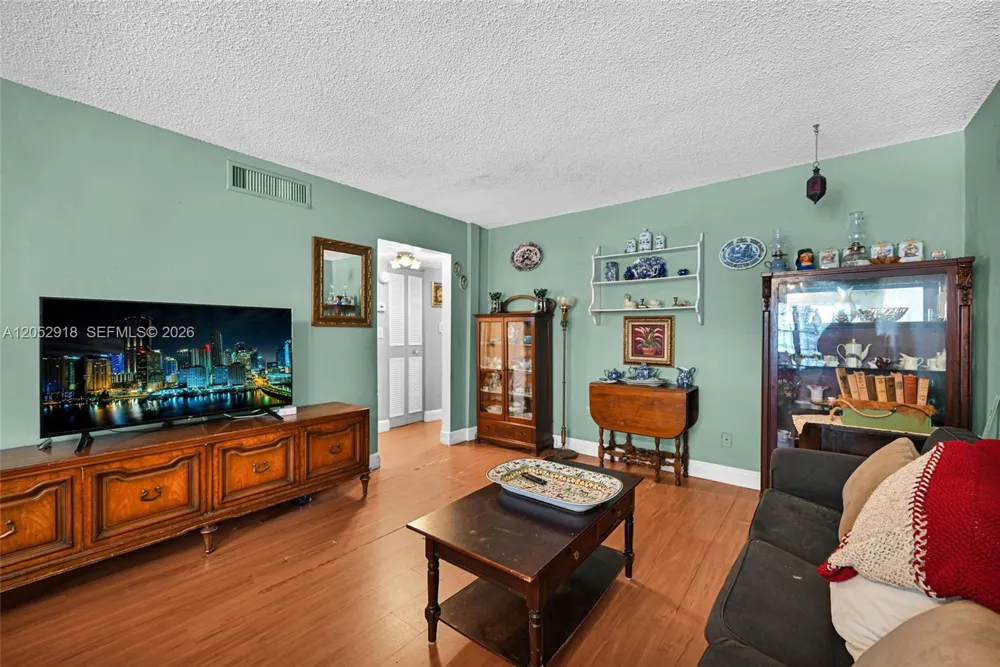 1335 W 68th St #204 Hialeah, FL 33014