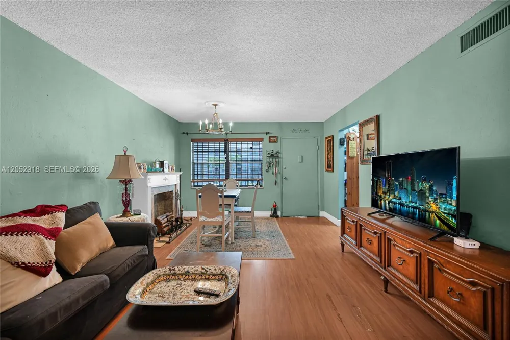 1335 W 68th St #204 Hialeah, FL 33014