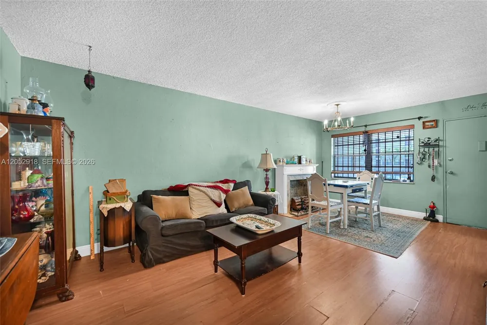 1335 W 68th St #204 Hialeah, FL 33014