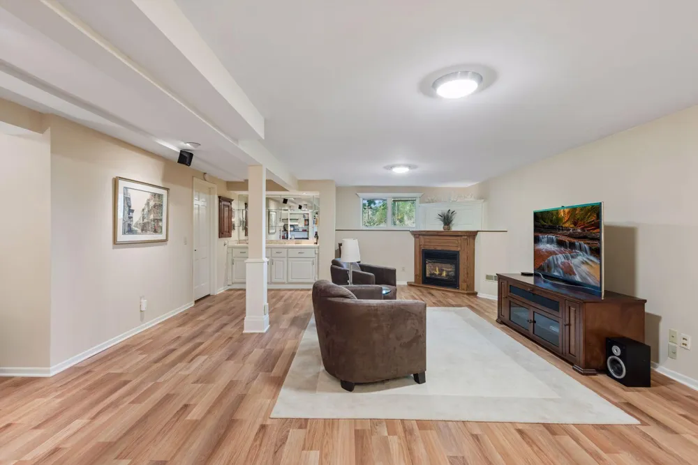 18864 Heathcote Drive Deephaven, MN 55391