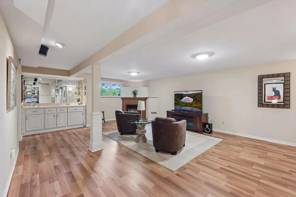 18864 Heathcote Drive Deephaven, MN 55391
