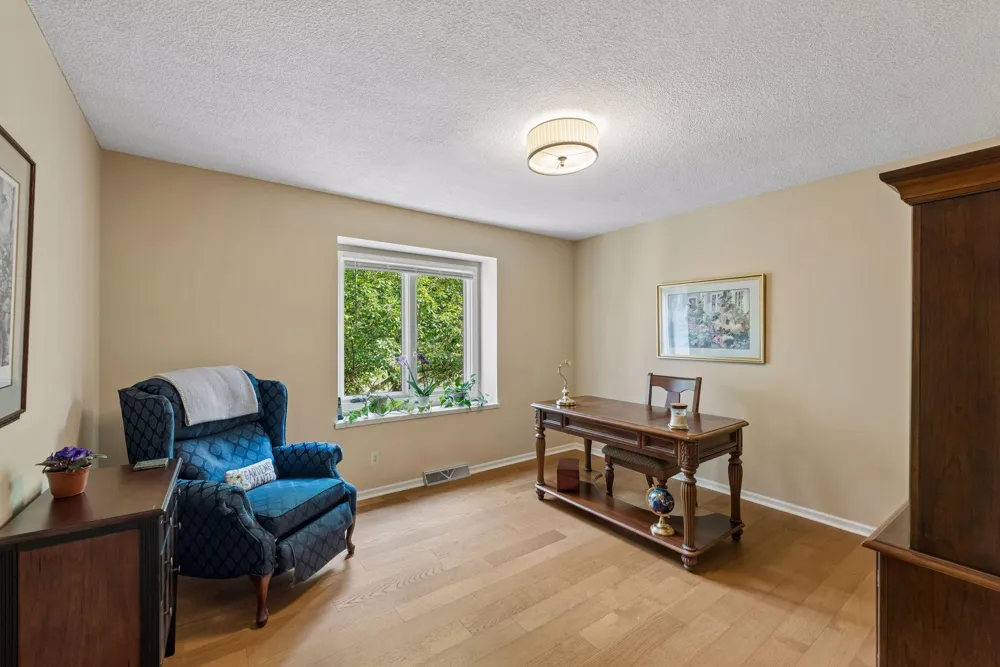 18864 Heathcote Drive Deephaven, MN 55391