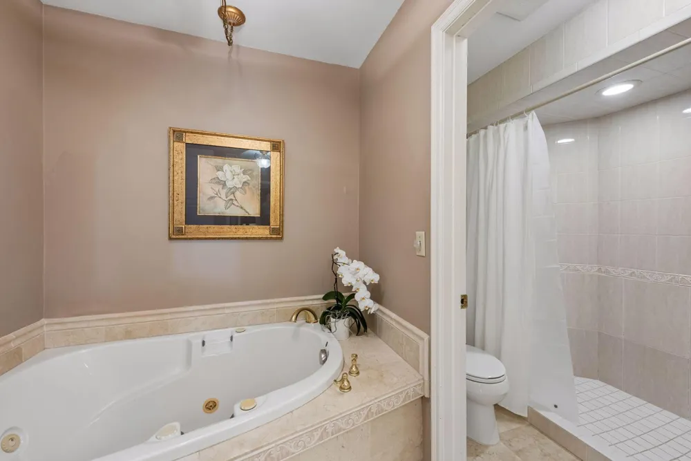 18864 Heathcote Drive Deephaven, MN 55391
