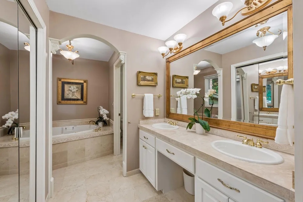 18864 Heathcote Drive Deephaven, MN 55391