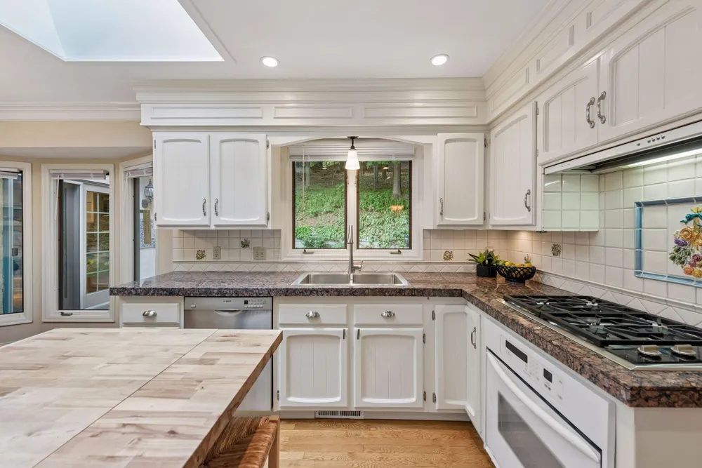 18864 Heathcote Drive Deephaven, MN 55391