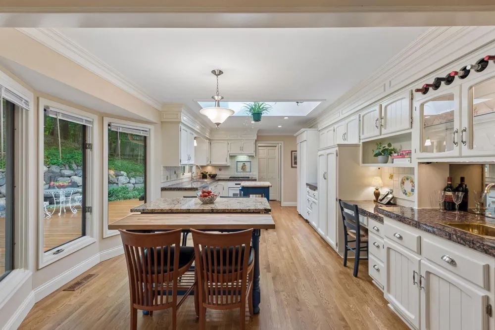 18864 Heathcote Drive Deephaven, MN 55391
