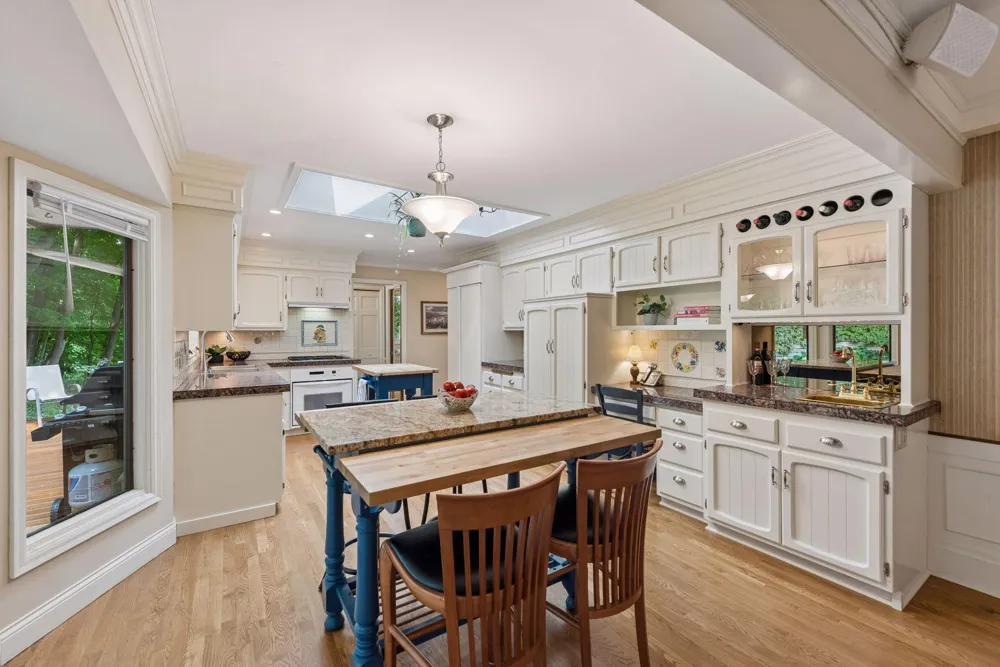 18864 Heathcote Drive Deephaven, MN 55391