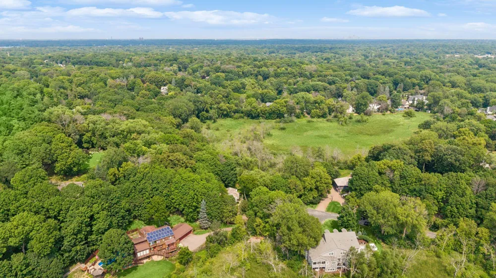 18864 Heathcote Drive Deephaven, MN 55391