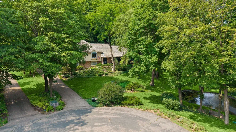 18864 Heathcote Drive Deephaven, MN 55391