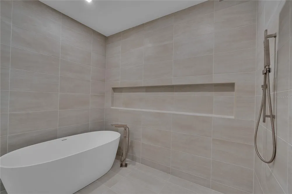 70 AVENIDA VENECCIA #202 Sarasota, FL 34242