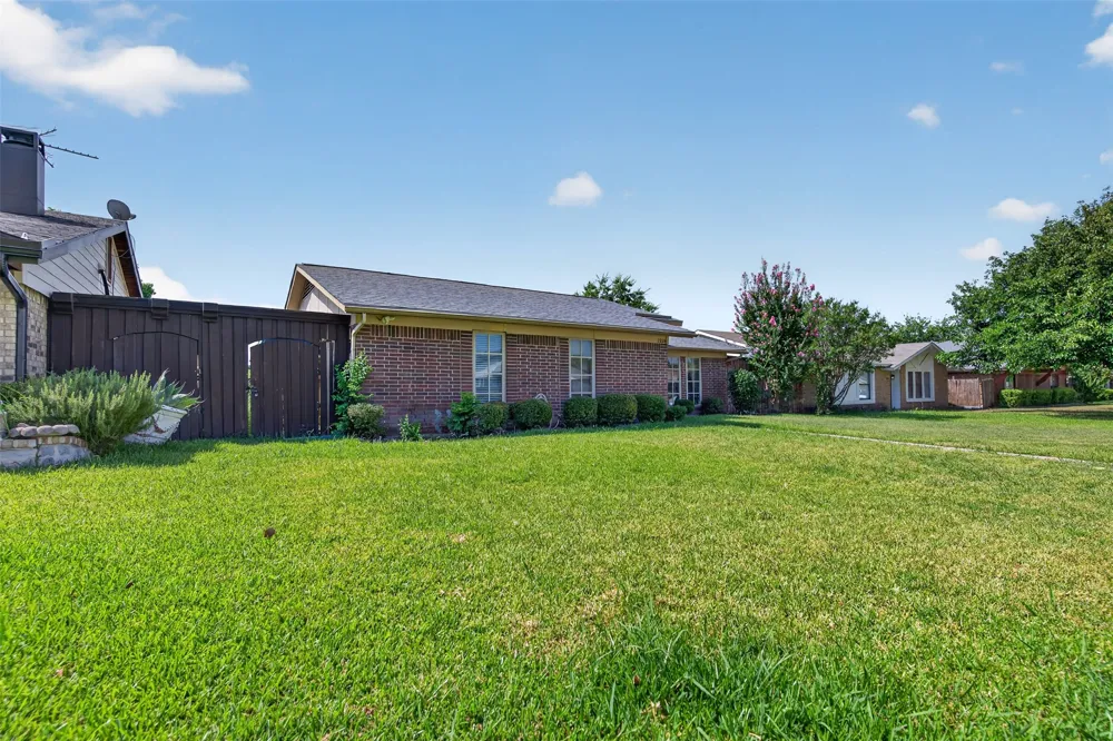 2224 Crockett Drive Carrollton, TX 75006