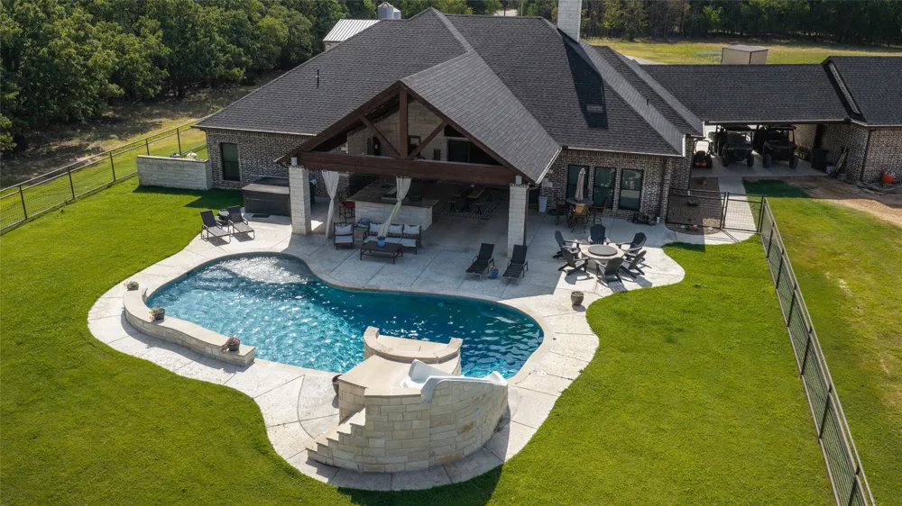 344 County Road 1660 Chico, TX 76431
