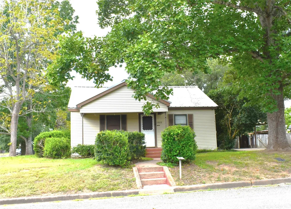 1601 Columbia Street Liberty, TX 77575