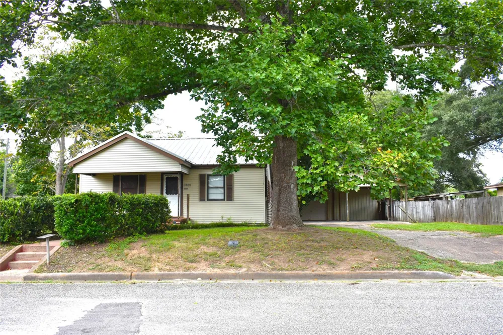 1601 Columbia Street Liberty, TX 77575