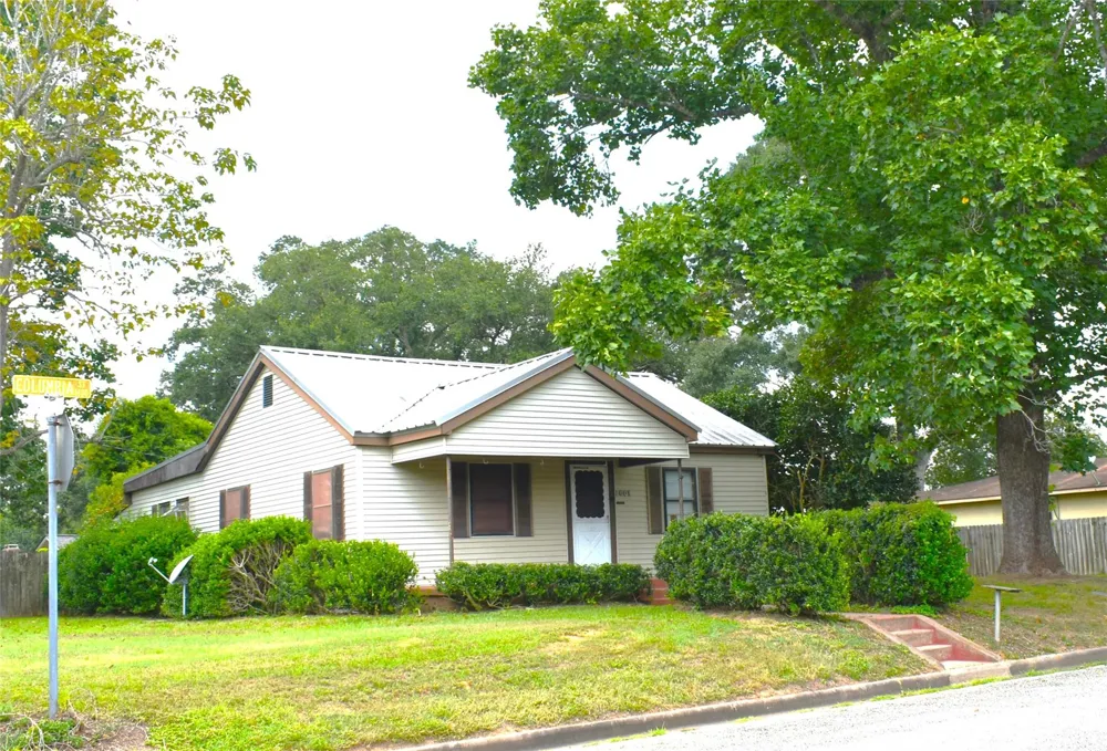 1601 Columbia Street Liberty, TX 77575