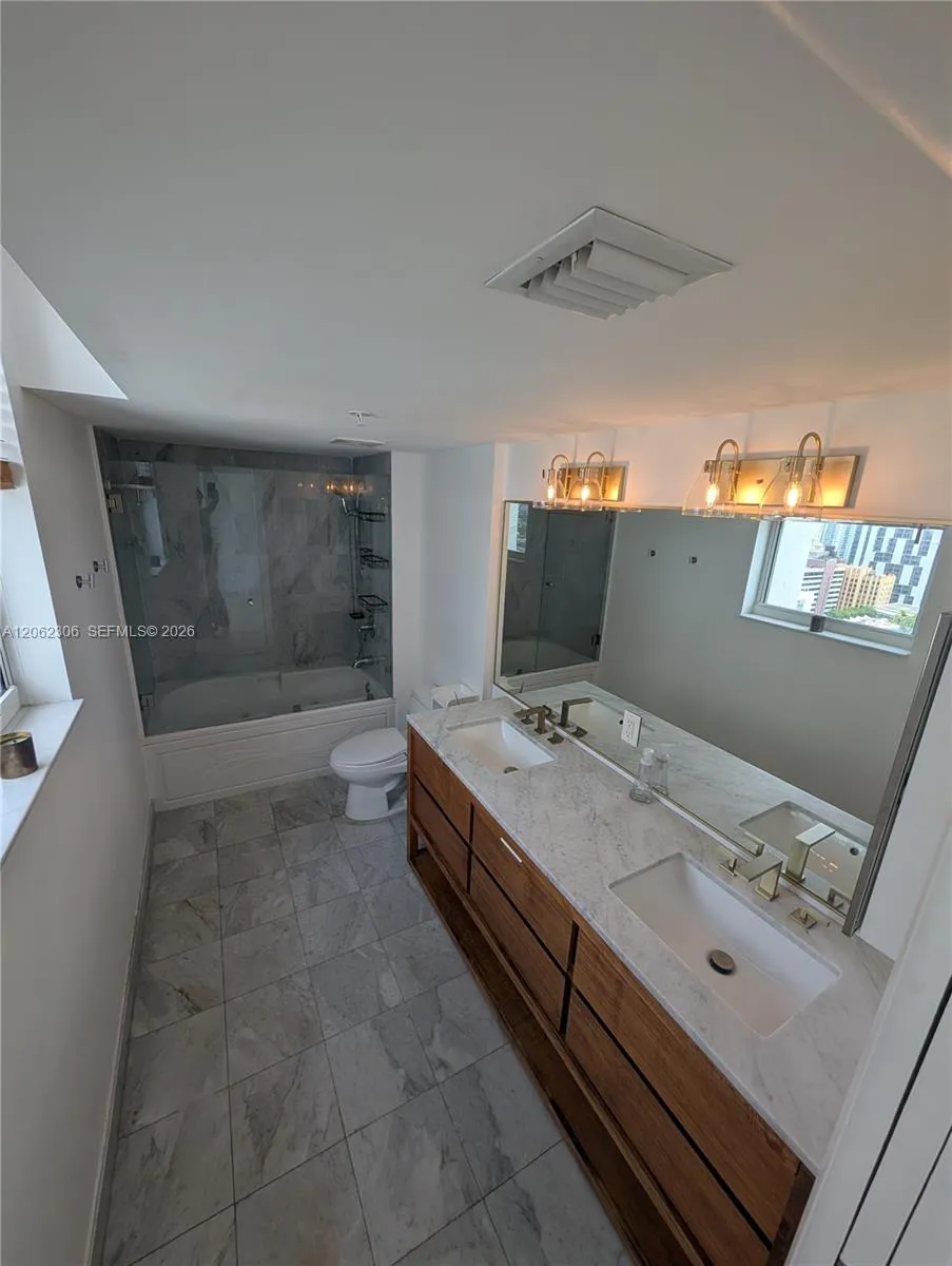 31 SE 5 #3002 Miami, FL 33131
