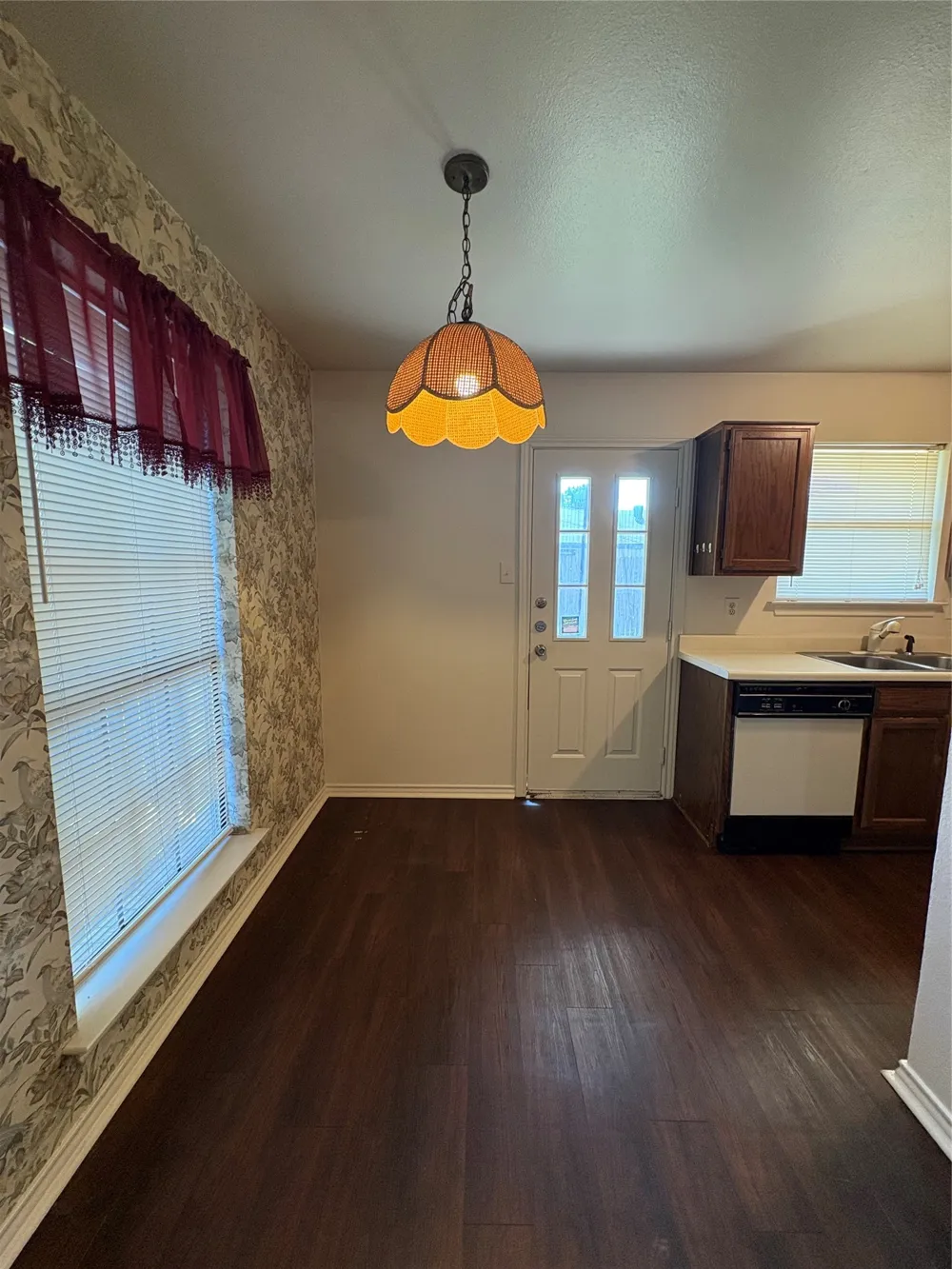 714 HILLCREST Cedar Hill, TX 75104