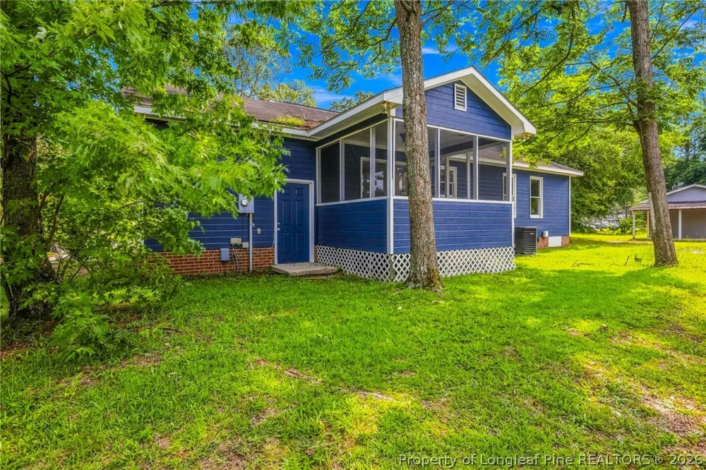 302 W 6th Avenue Raeford, NC 28376