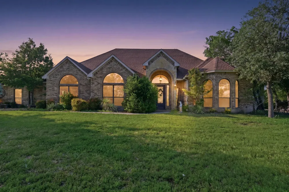 128 Horizon Circle Azle, TX 76020