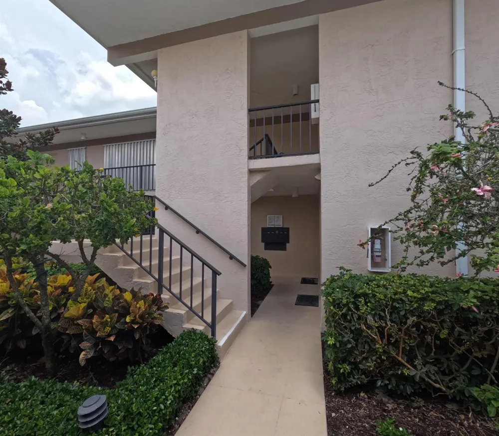 20 SE Turtle Creek Drive #Apt F Tequesta, FL 33469
