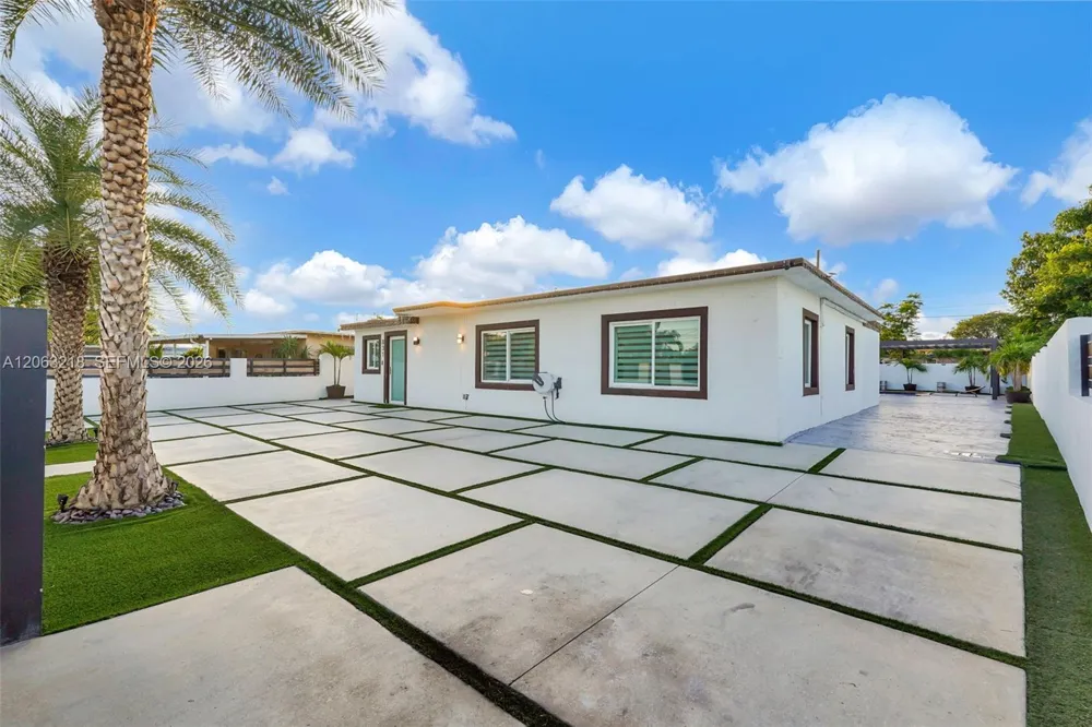 831 E 10th Pl Hialeah, FL 33010