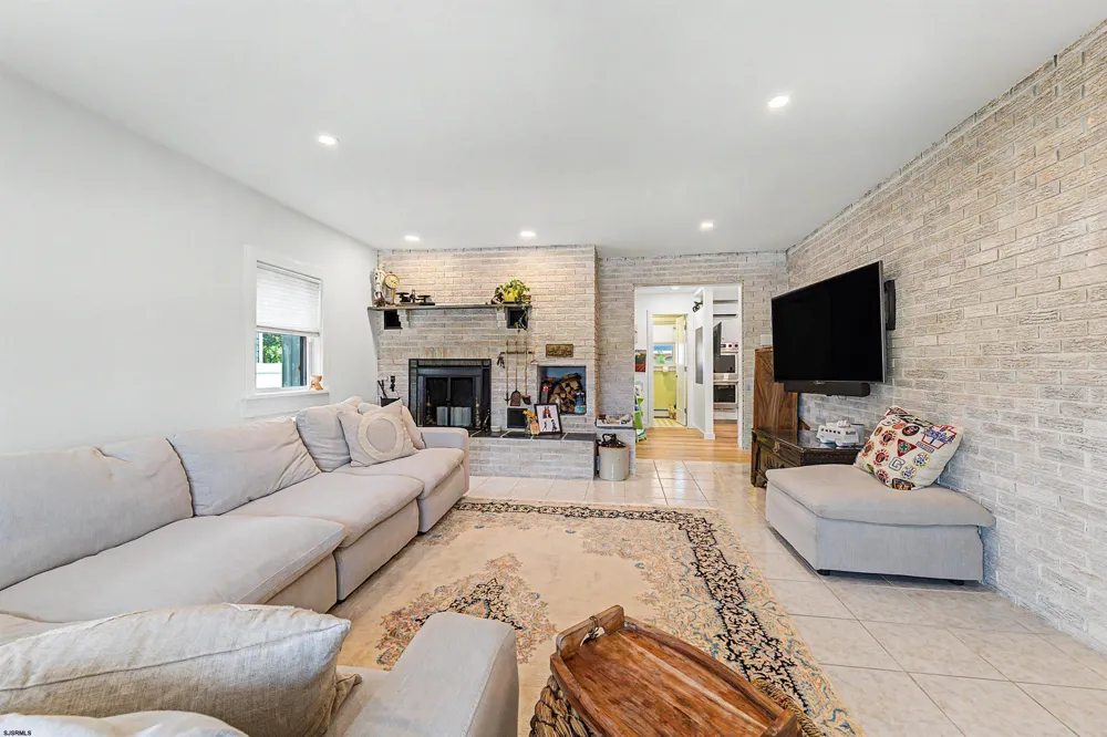 412 N Surrey Ave Ventnor Heights, NJ 08406