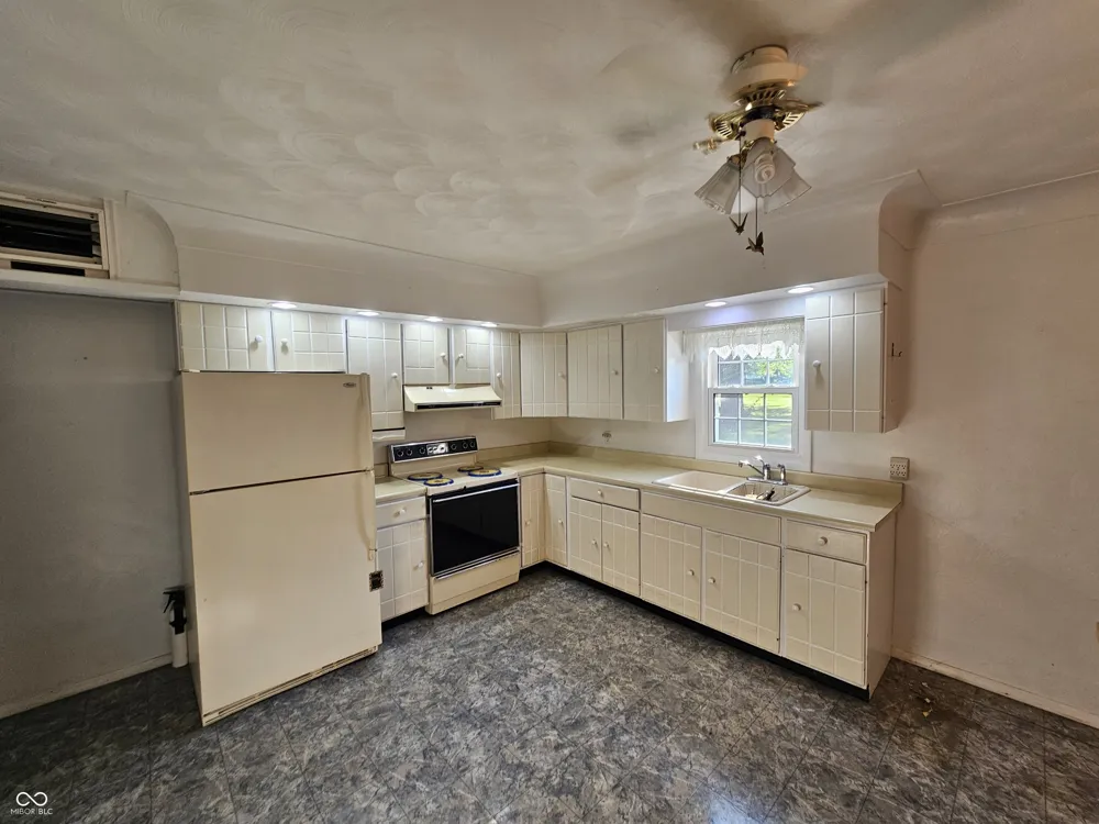 2163 E 1700 ROAD Summitville, IN 46070