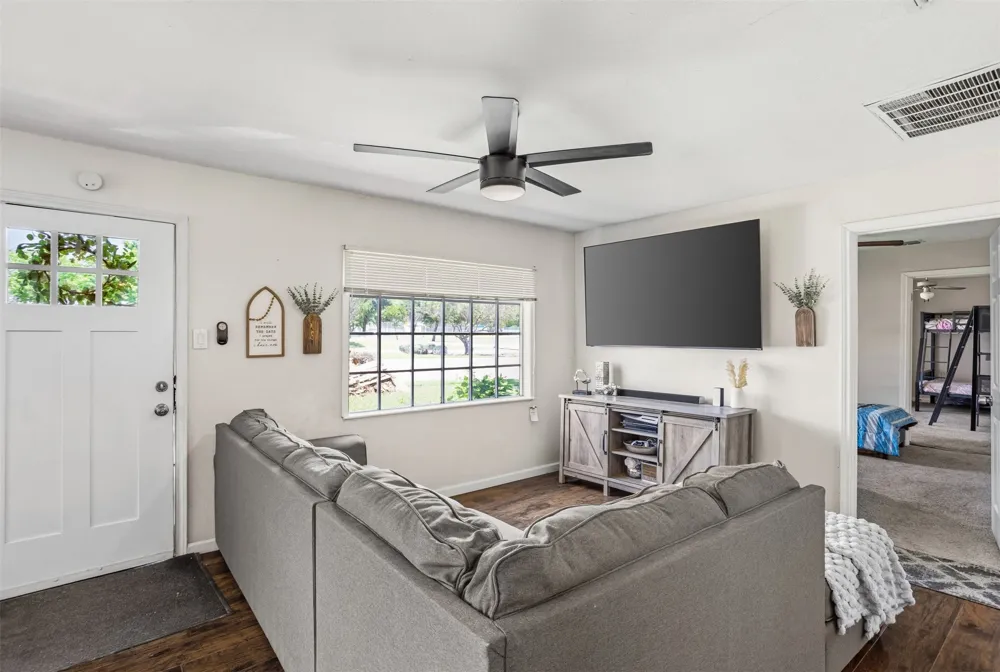 516 E Wintergreen Road DeSoto, TX 75115